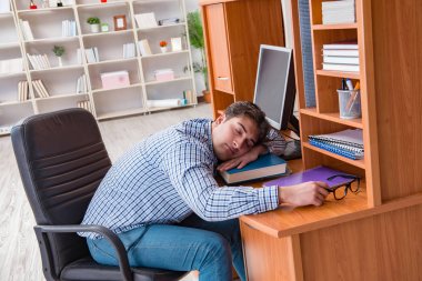 Bilgisayar masasında genç bir öğrenci