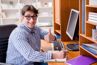 Bilgisayar masasında genç bir öğrenci