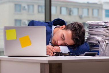 İşkolik işadamı ofiste çok fazla çalışıyor.