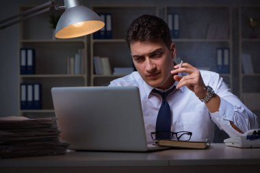 Stres altındaki iş adamı ofiste sigara içiyor