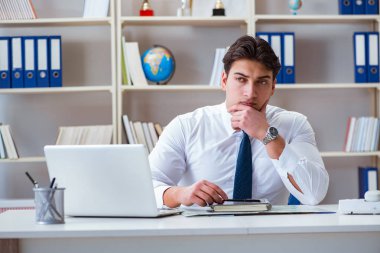 Ofiste çalışan bir iş adamı.