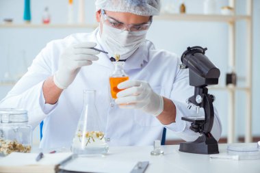 Laboratuvarda parfüm karıştıran bir kimyager.