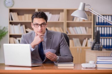 İşadamı işte kumar oynuyor.