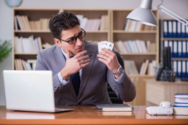 İşadamı işte kumar oynuyor.