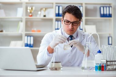 Genç araştırmacı bilim adamı bir su testi kirliliği araştırması yapıyor.