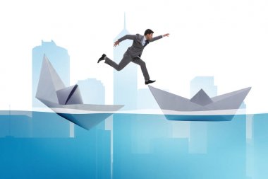 Batık kağıt tekne gemi kaçan işadamı