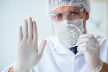 Bir laboratuarda deney yapan kadın bir bilim adamı.