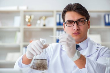 Genç araştırmacı bilim adamı bir su testi kirliliği araştırması yapıyor.