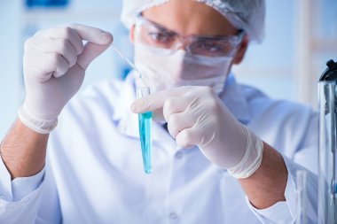 Bir laboratuarda deney yapan kadın bir bilim adamı.