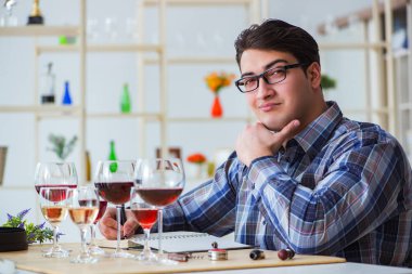 Profesyonel şarap garsonu kırmızı şarap tadıyor.