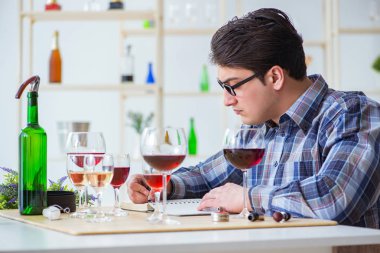 Profesyonel şarap garsonu kırmızı şarap tadıyor.