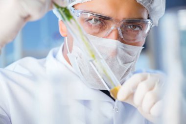 Laboratuvarda bilim adamıyla biyoteknoloji kavramı