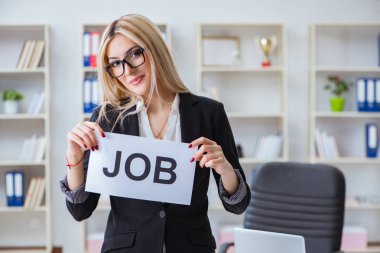 Ofiste mesajı olan genç bir iş kadını.