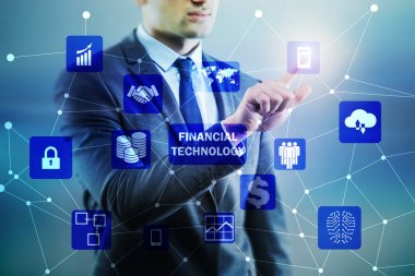 Fintech konseptinde düğmelere basan iş adamı