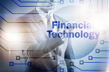 Fintech konseptinde düğmelere basan iş adamı