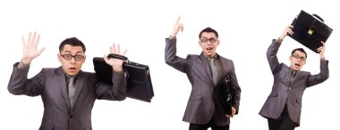 Genç adam beyaz izole evrak çantası elinde