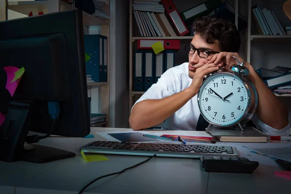 Homme d'affaires travaillant tard dans les heures de bureau — Photo