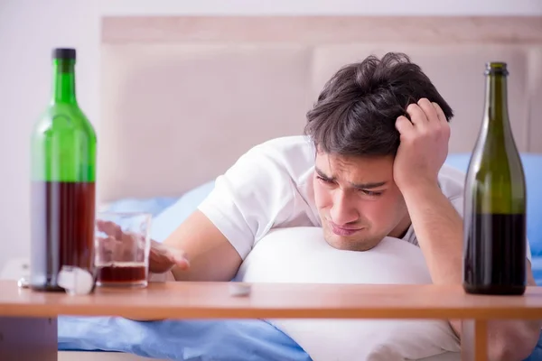 Mężczyzna alkoholik pijący w łóżku przechodzący załamanie depresji — Zdjęcie stockowe