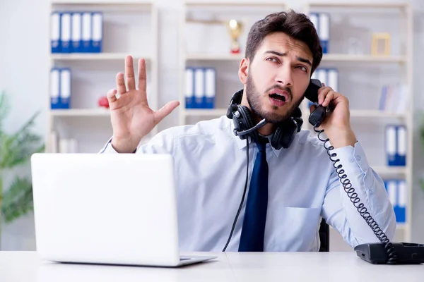 Funcionário de call center trabalhando no escritório — Fotografia de Stock