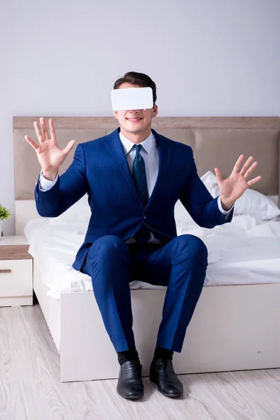 Homme d'affaires portant un casque de réalité virtuelle dans la chambre — Photo