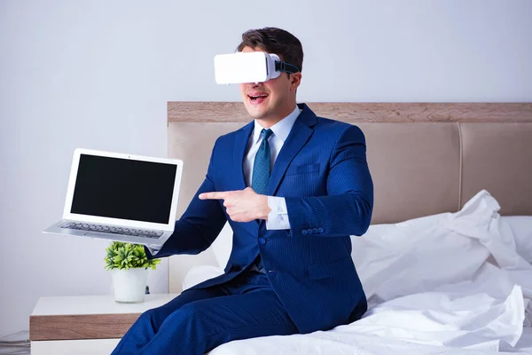 寝室に仮想現実ヘッドセットを身に着けているビジネスマン — ストック写真