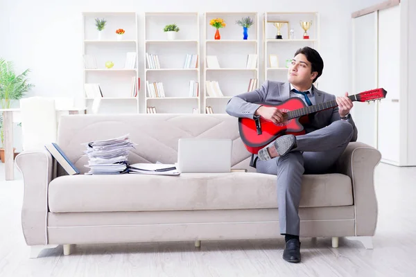 Uomo d'affari che suona la chitarra a casa — Foto Stock