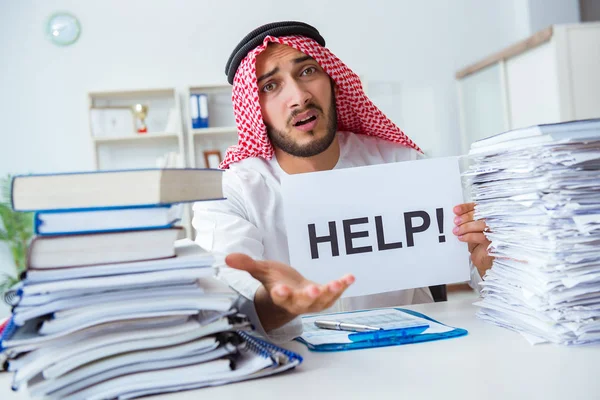 Arabe homme d'affaires travaillant dans le bureau faire de la paperasse avec un pi — Photo