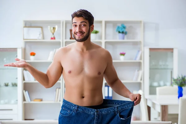 Mann in übergroßer Hose im Gewichtsverlust-Konzept — Stockfoto
