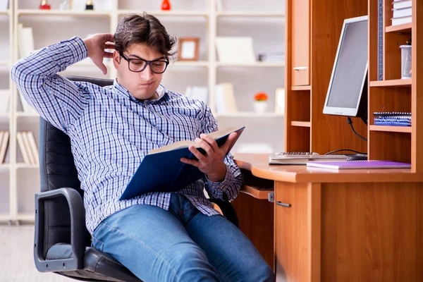 Joven estudiante en la mesa de computadoras —  Fotos de Stock