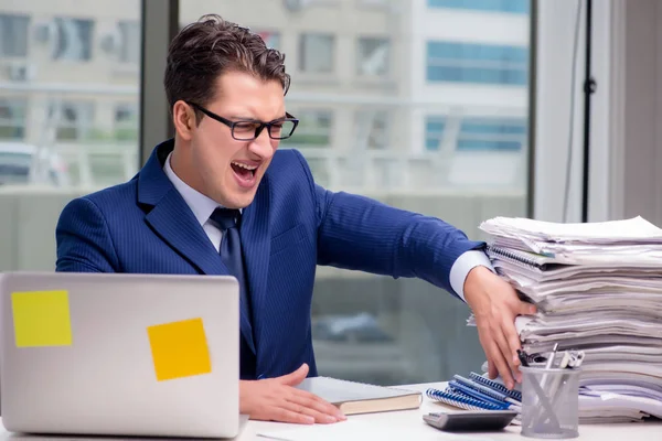 Uomo d'affari stacanovista sovraccarico di lavoro con troppo lavoro in ufficio — Foto Stock