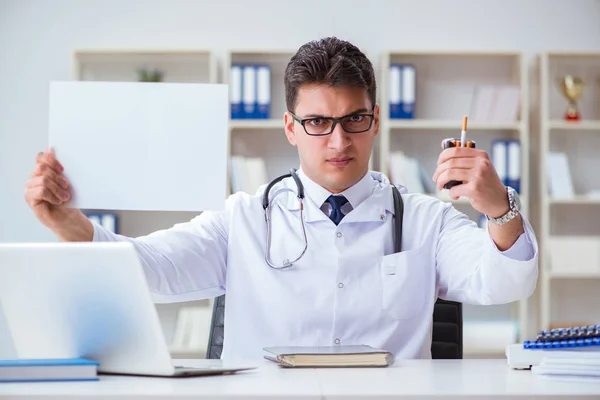 Médico masculino en concepto anti-tabaquismo con paquete de cigarrillos — Foto de Stock