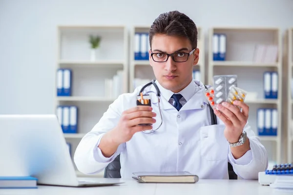Mannelijke arts in antirookconcept metsigarettenpakje — Stockfoto