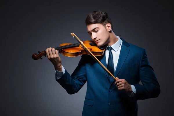 Jeune homme jouant du violon dans la chambre noire — Photo