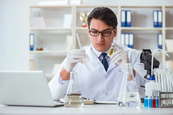 Young researcher scientist doing a water test contamination expe — Stock Photo, Image