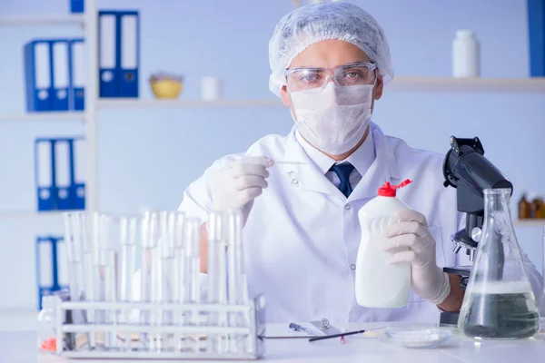 Hombre en el laboratorio probando nuevo detergente de solución de limpieza — Foto de Stock