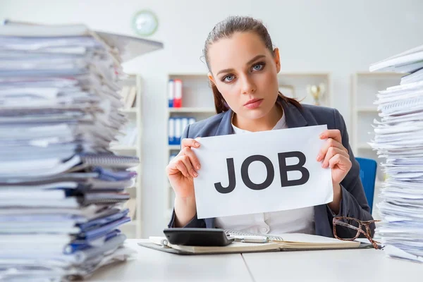 Bizneswoman nie radzi sobie z obciążeniem pracą i rezygnacją — Zdjęcie stockowe