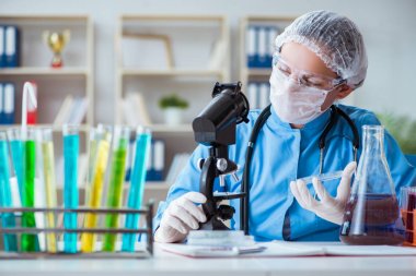 Laboratuvarda deneyler yapan kadın bilim adamı.