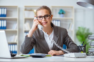 Ofiste çalışan genç iş kadını muhasebeci.