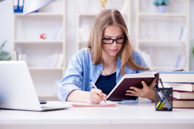 Evde sınava hazırlanan genç kız öğrenci.