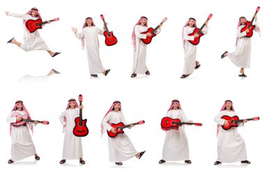 Arap adam beyaz izole gitar çalmak