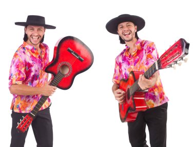Gitarlı bir sombrero giyen adam.