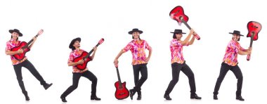 Gitarlı bir sombrero giyen adam.