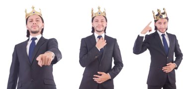 Taçlı bir iş adamı beyazlar içinde.