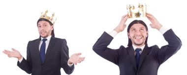 Taçlı bir iş adamı beyazlar içinde.