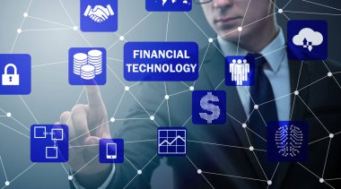 Fintech konseptinde düğmelere basan iş adamı