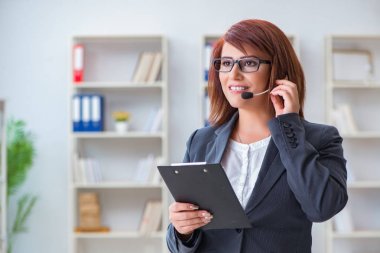 Müşterilerle çalışan çağrı merkezi operatörü