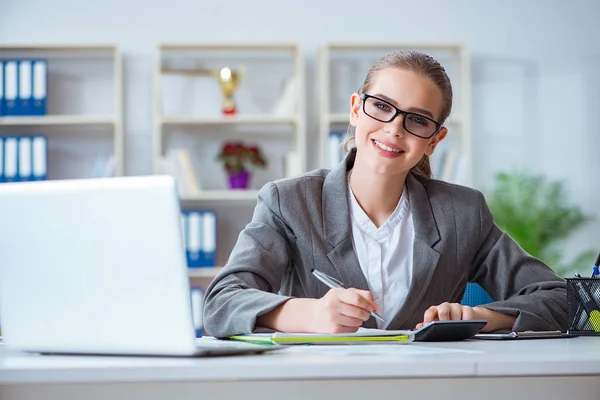 Jonge zakenvrouw accountant werkzaam in het kantoor — Stockfoto