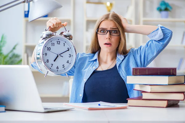 Giovane studentessa adolescente che si prepara per gli esami a casa — Foto Stock