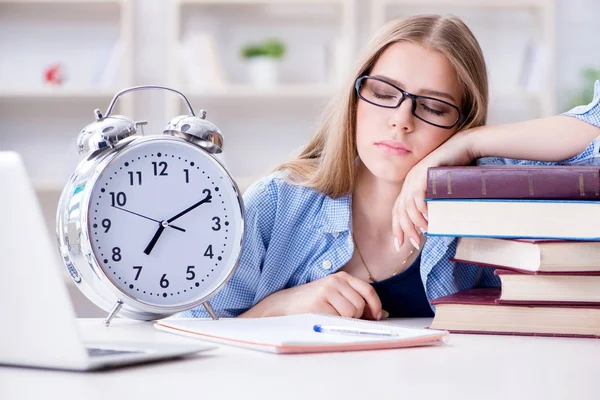 Jovem adolescente estudante se preparando para exames em casa — Fotografia de Stock