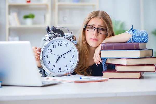 Jovem adolescente estudante se preparando para exames em casa — Fotografia de Stock